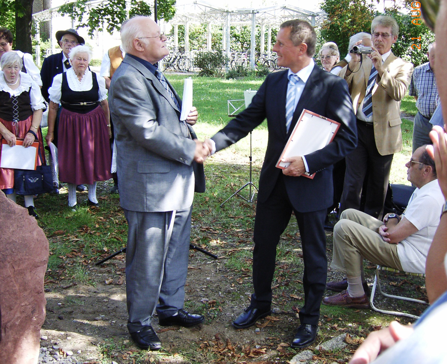 Der damalige 1. Vorsitzende Elmar Feige übergibt dem Bürgermeister von Köthen den Gedenkstein.